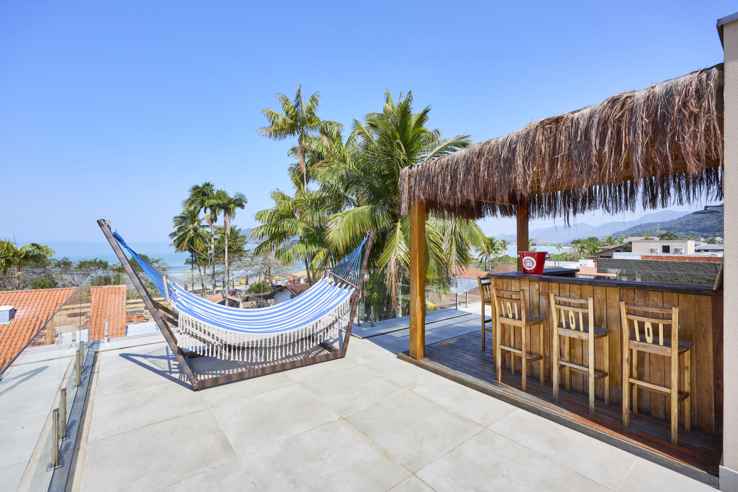 Terraço com vista para o mar | Condomínio Salga | IF989796 Terraço com bar, rede de descanso e vista para o mar no Condomínio Salga, Praia da Lagoinha, Ubatuba
